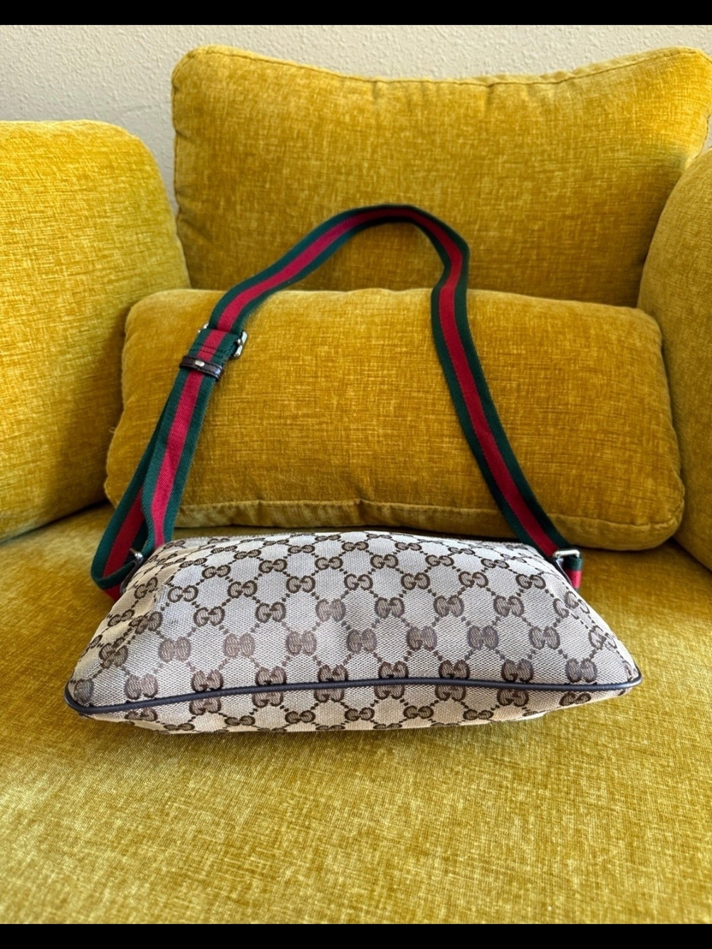 Gucci Beige GG Supreme Crossbody Bag with Green-Red Shoulder Strap - Picture 5 of 11
